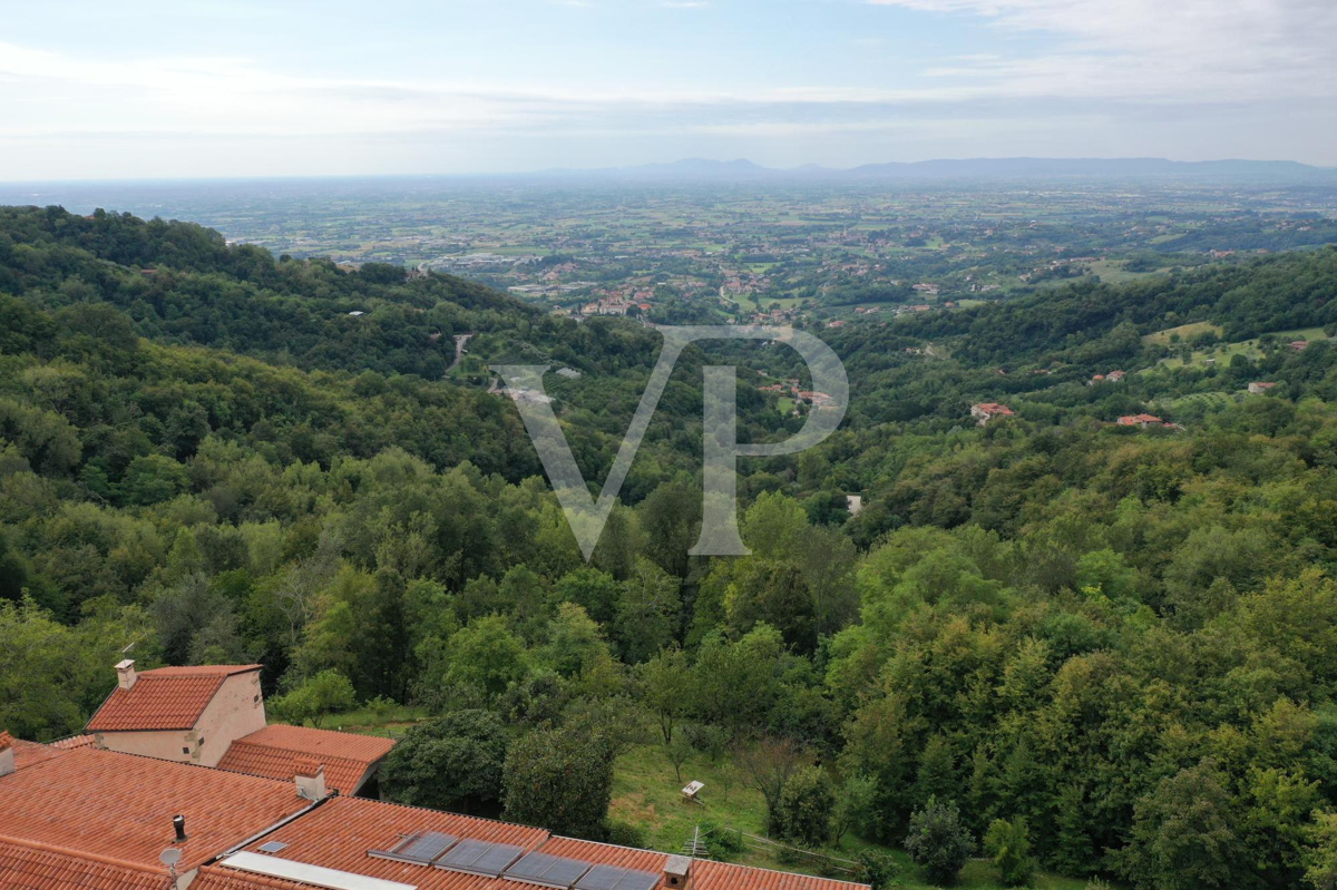 Granja en posición panorámica en las colinas de Marostica