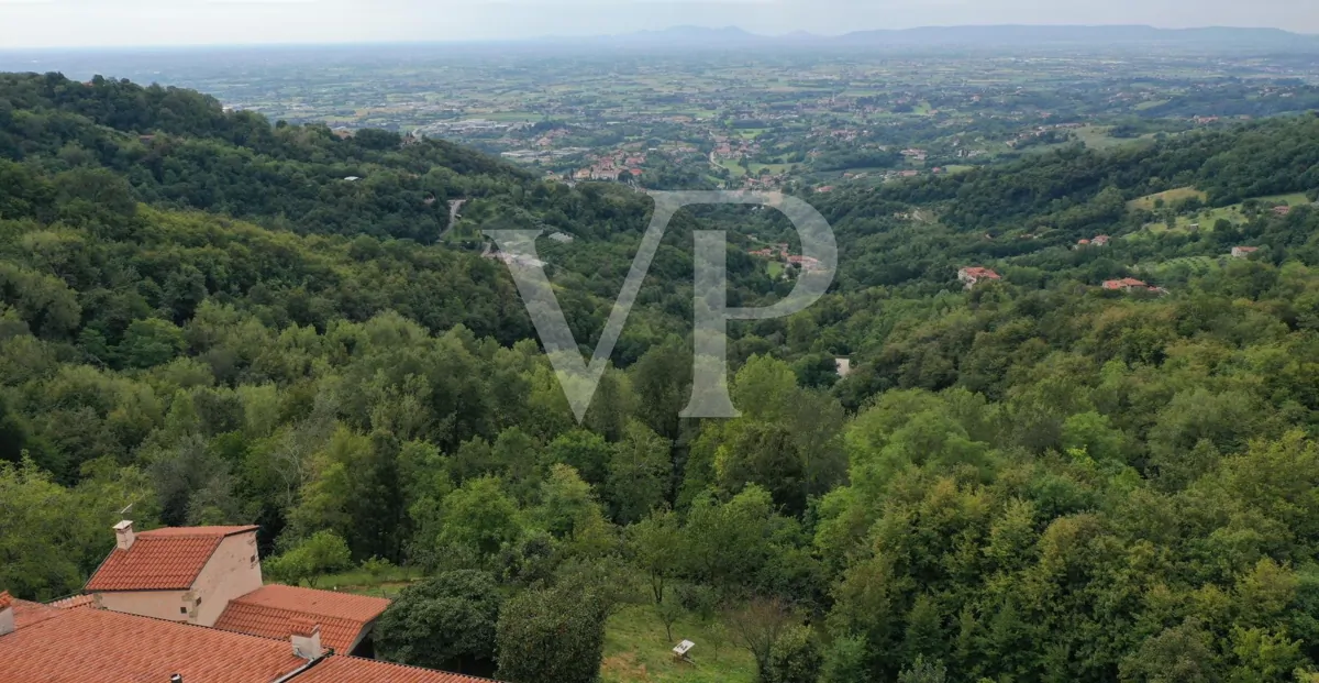 Granja en posición panorámica en las colinas de Marostica