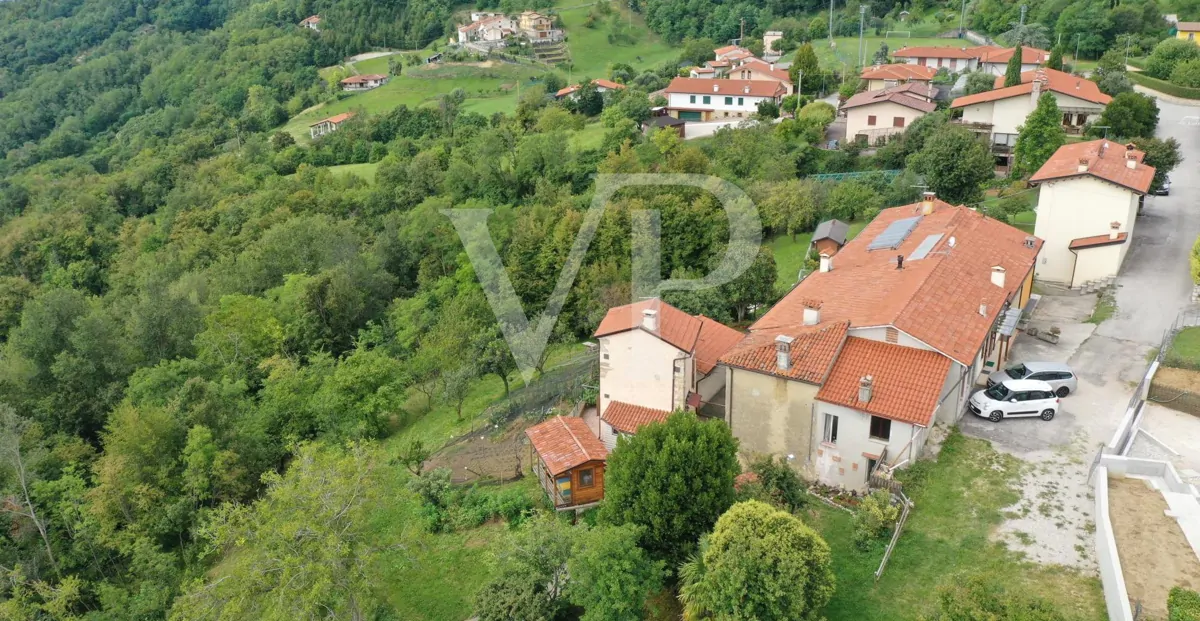 Granja en posición panorámica en las colinas de Marostica