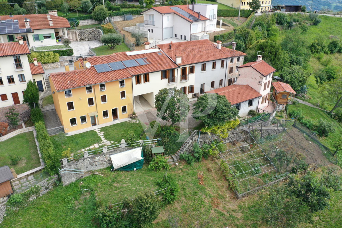 Granja en posición panorámica en las colinas de Marostica