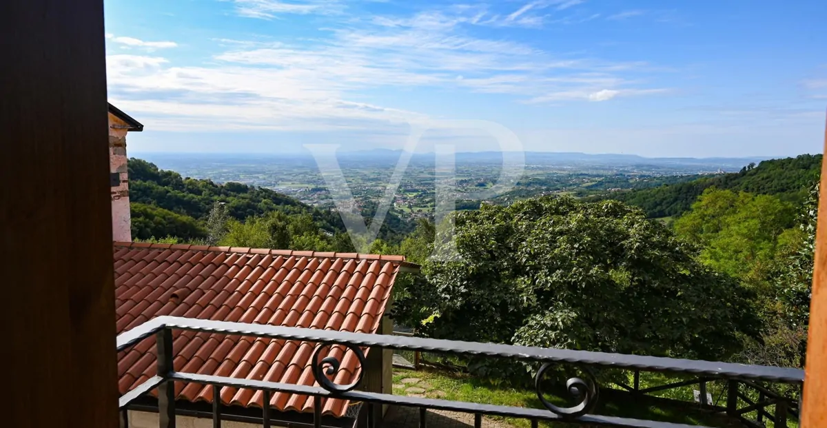 Granja en posición panorámica en las colinas de Marostica
