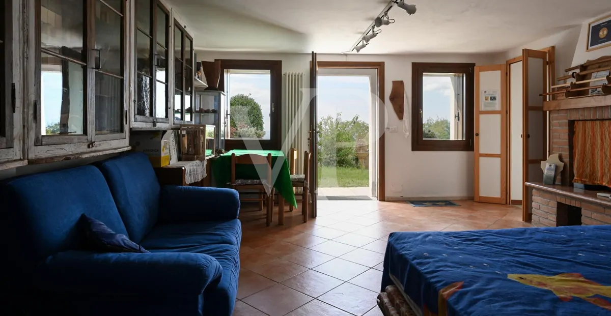 Granja en posición panorámica en las colinas de Marostica