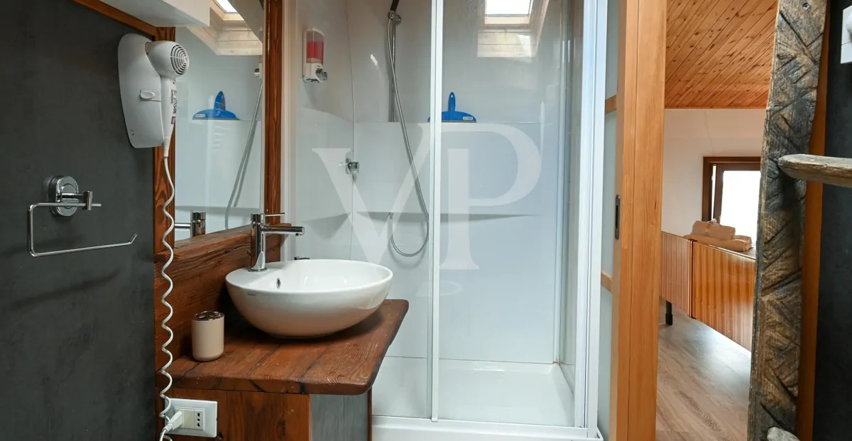 Granja en posición panorámica en las colinas de Marostica