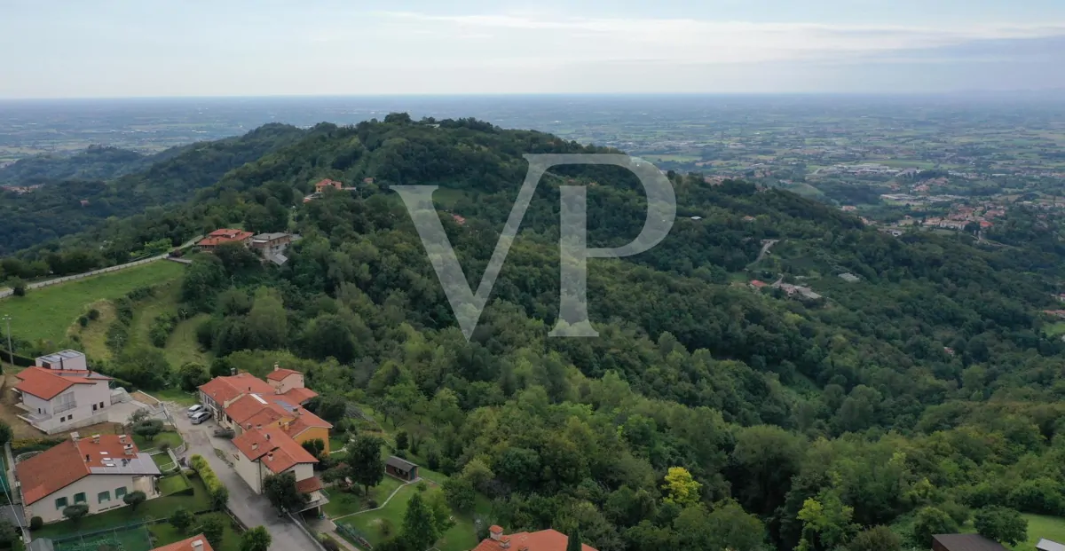 Granja en posición panorámica en las colinas de Marostica