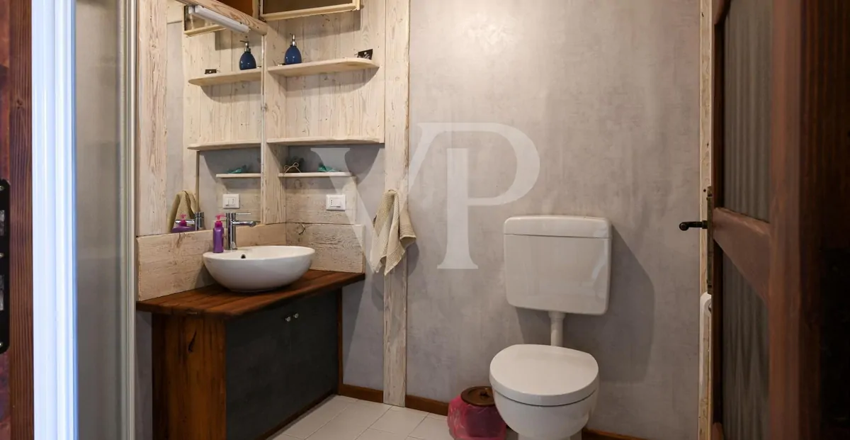 Granja en posición panorámica en las colinas de Marostica