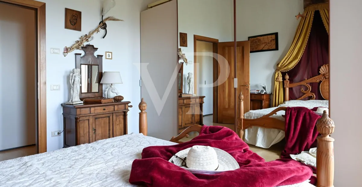 Granja en posición panorámica en las colinas de Marostica