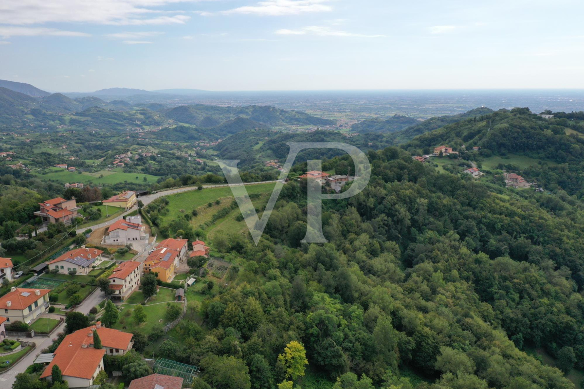 Granja en posición panorámica en las colinas de Marostica