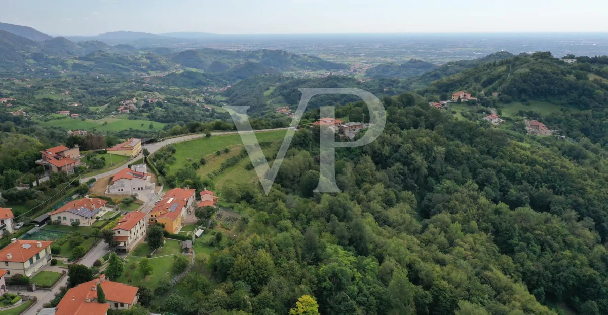 Granja en posición panorámica en las colinas de Marostica