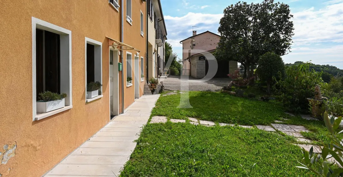 Granja en posición panorámica en las colinas de Marostica
