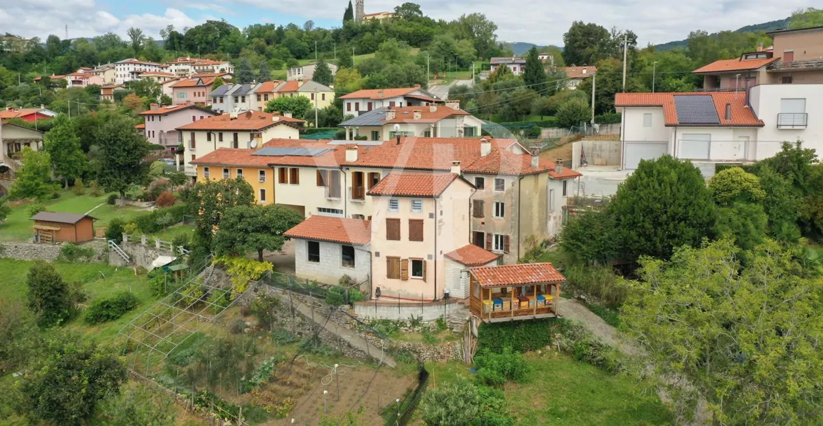 Granja en posición panorámica en las colinas de Marostica