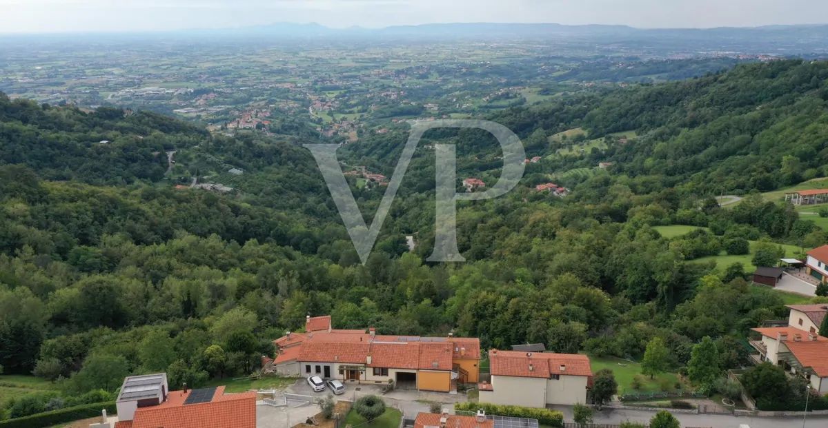 Granja en posición panorámica en las colinas de Marostica