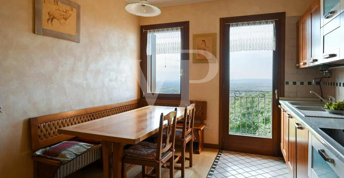 Granja en posición panorámica en las colinas de Marostica