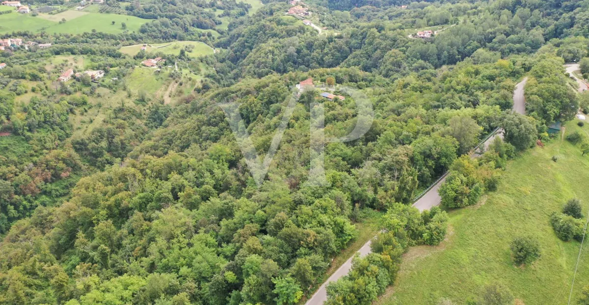 Granja en posición panorámica en las colinas de Marostica