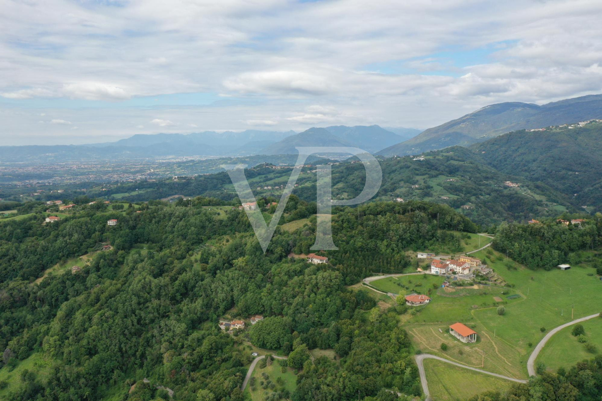 Granja en posición panorámica en las colinas de Marostica