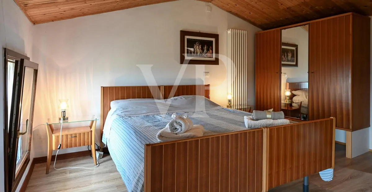 Granja en posición panorámica en las colinas de Marostica