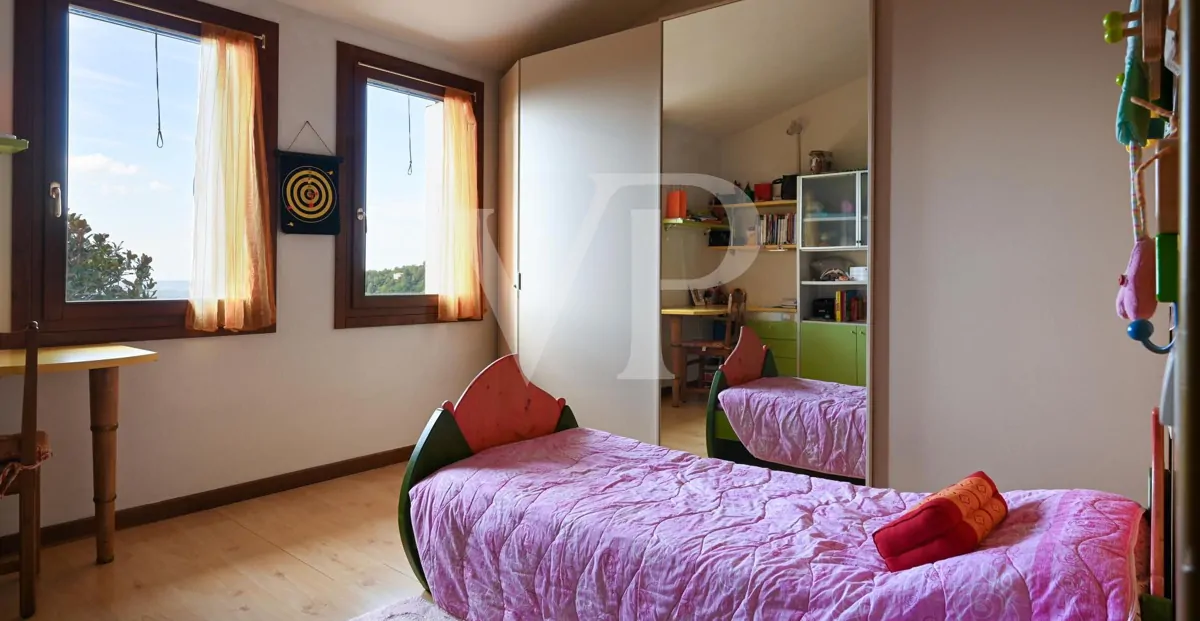 Granja en posición panorámica en las colinas de Marostica