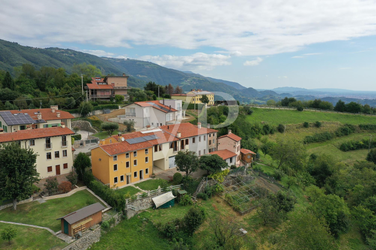 Granja en posición panorámica en las colinas de Marostica