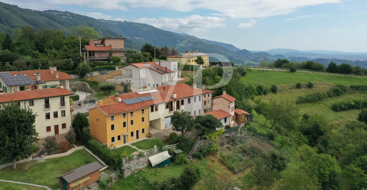 Granja en posición panorámica en las colinas de Marostica