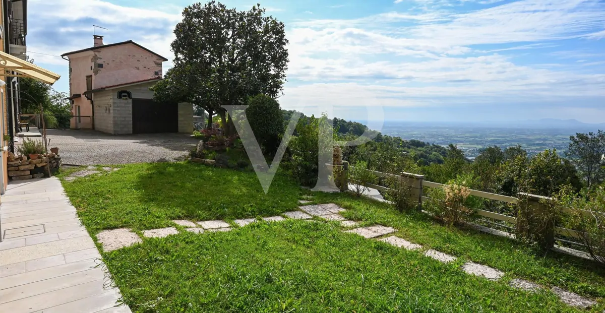 Granja en posición panorámica en las colinas de Marostica