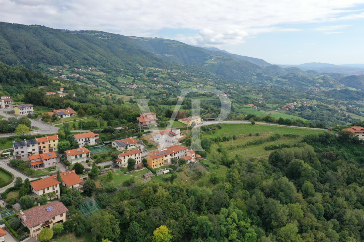 Casale in posizione panoramica sui colli di Marostica