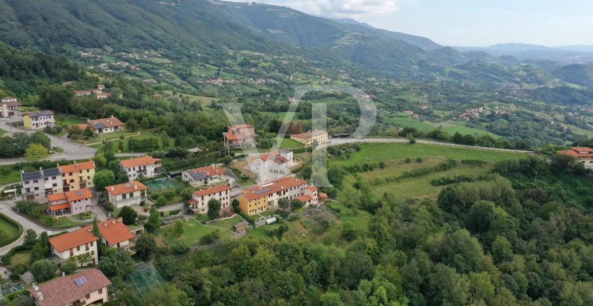 Granja en posición panorámica en las colinas de Marostica