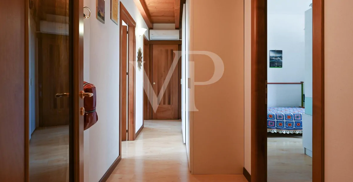 Granja en posición panorámica en las colinas de Marostica