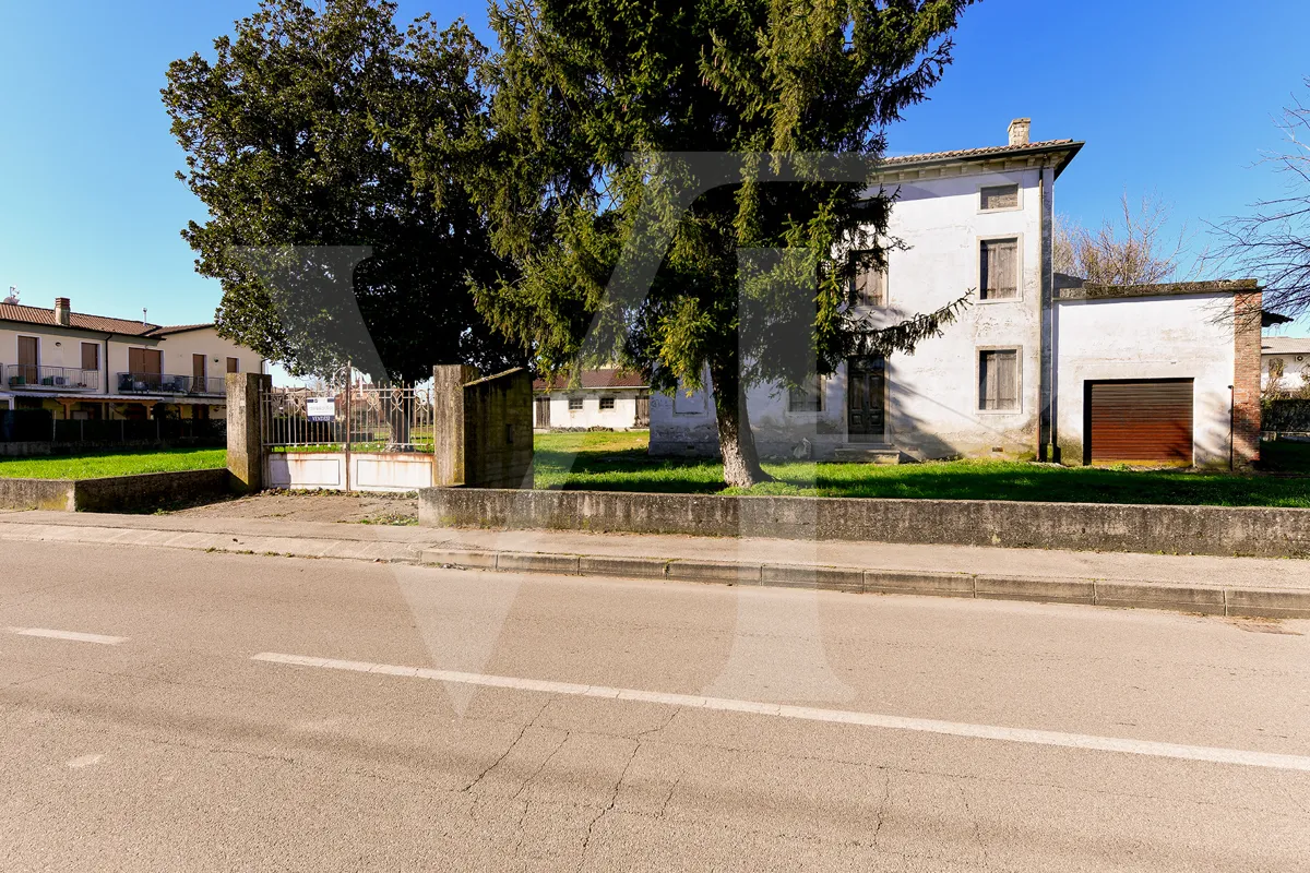 Villa storica con ampio potenziale edificatorio nel cuore di Villaganzerla