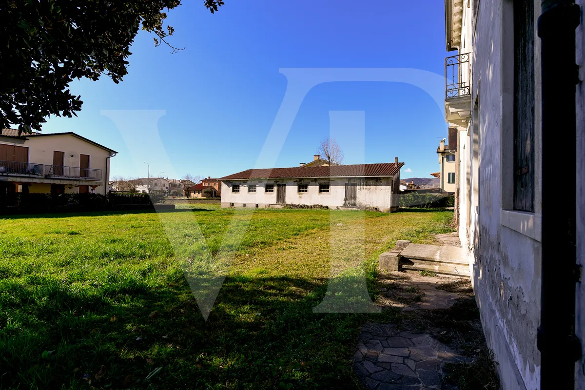 Villa storica con ampio potenziale edificatorio nel cuore di Villaganzerla