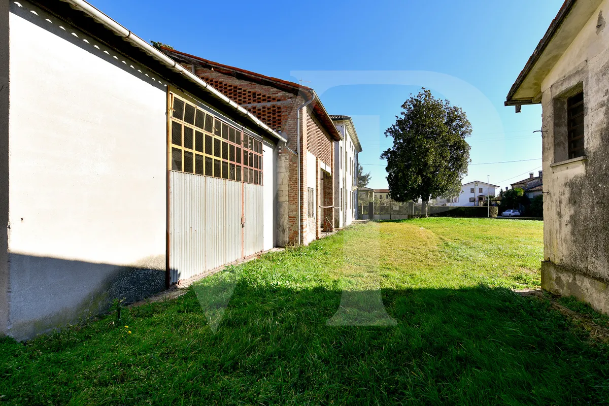 Villa storica con ampio potenziale edificatorio nel cuore di Villaganzerla