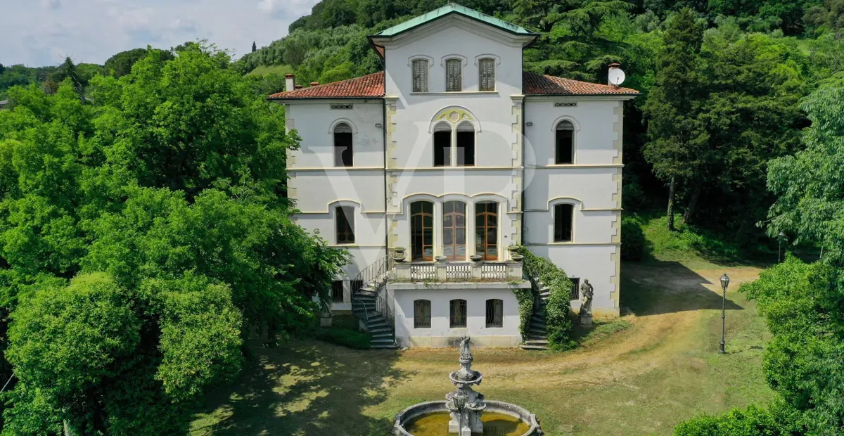 Villa mit wunderschönem Park