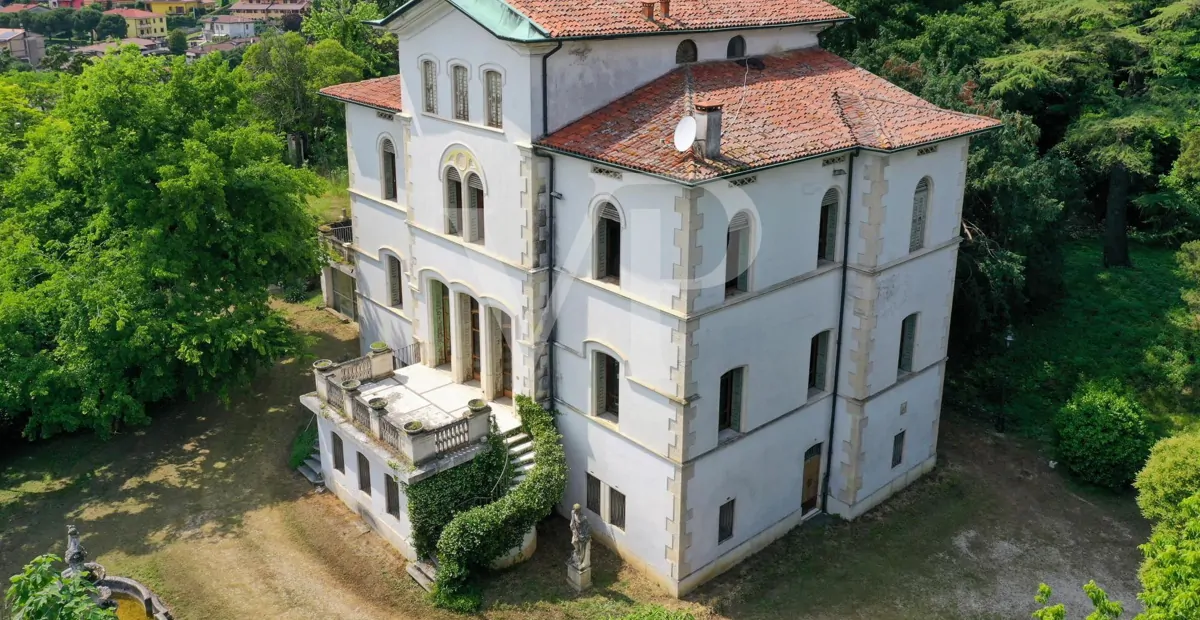 Villa mit wunderschönem Park