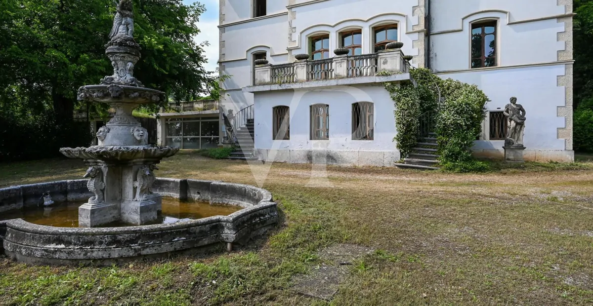 Villa mit wunderschönem Park