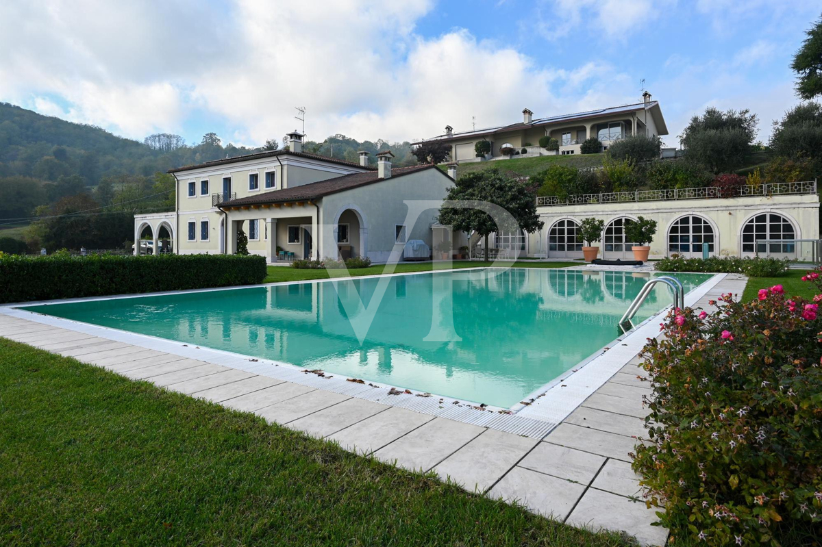 Elegante chalet independiente: lujo y relax en las colinas con piscina privada