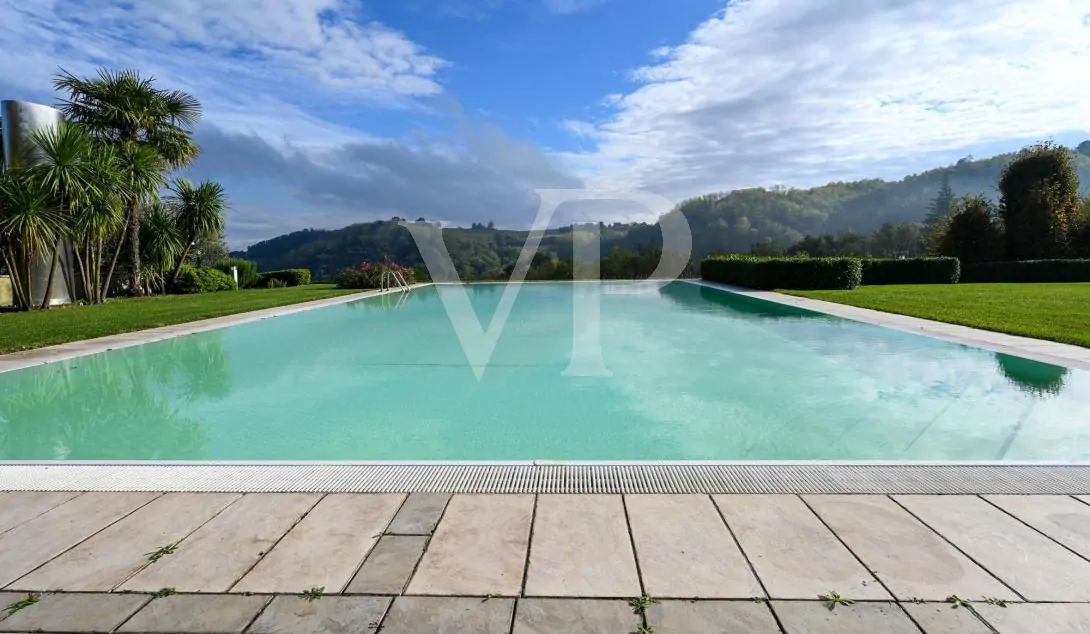 Elegante freistehende Villa: Luxus und Entspannung in den Hügeln mit privatem Pool