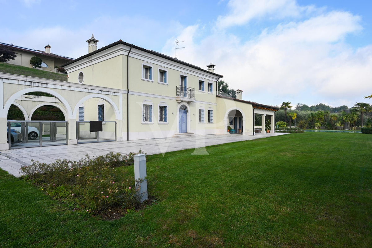 Elégante villa indépendante : luxe et détente dans les collines avec piscine privée