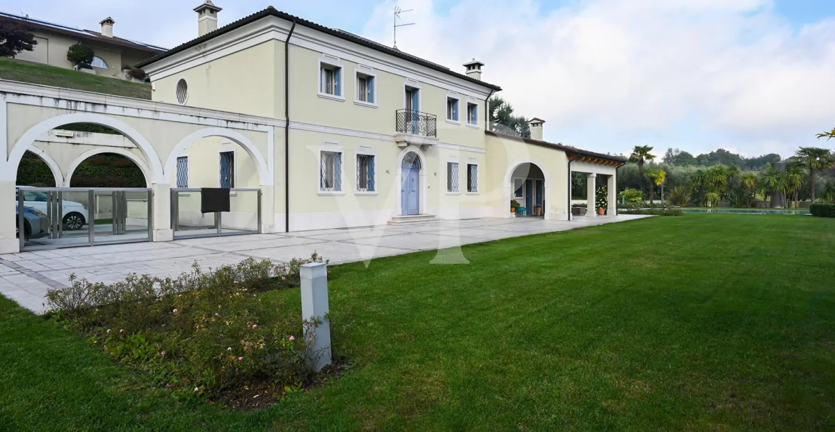 Elegante freistehende Villa: Luxus und Entspannung in den Hügeln mit privatem Pool