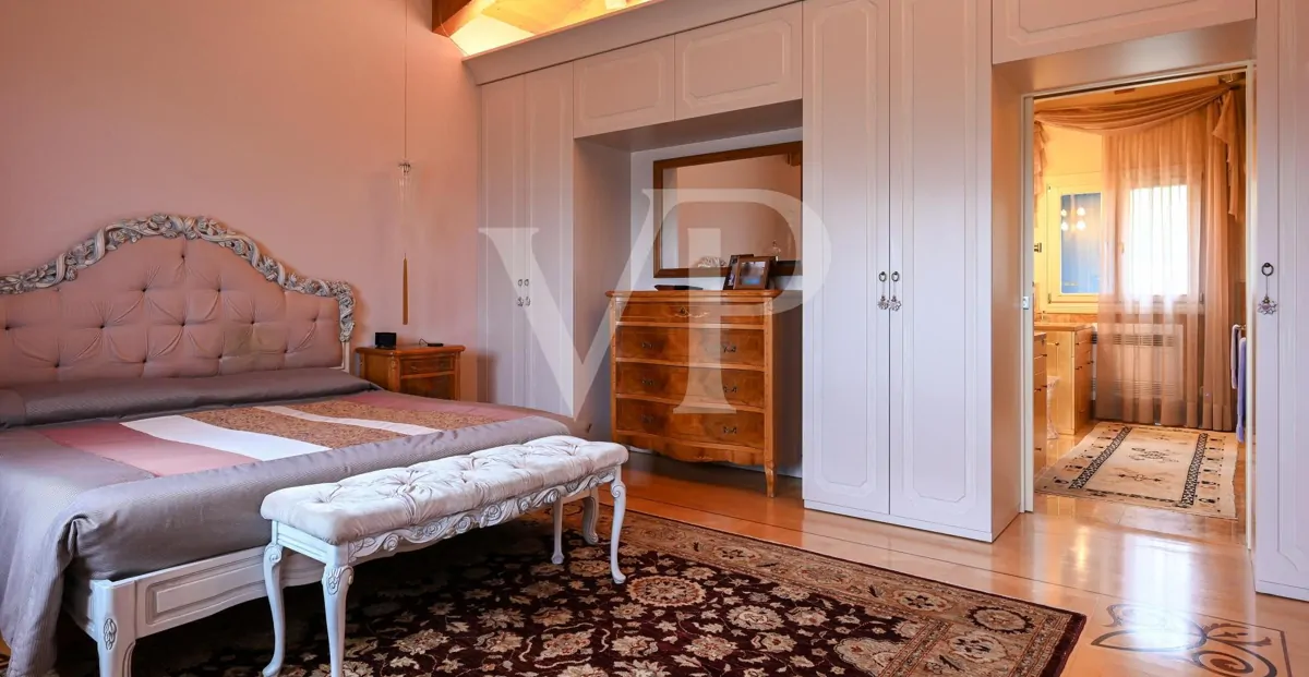 Elegante freistehende Villa: Luxus und Entspannung in den Hügeln mit privatem Pool