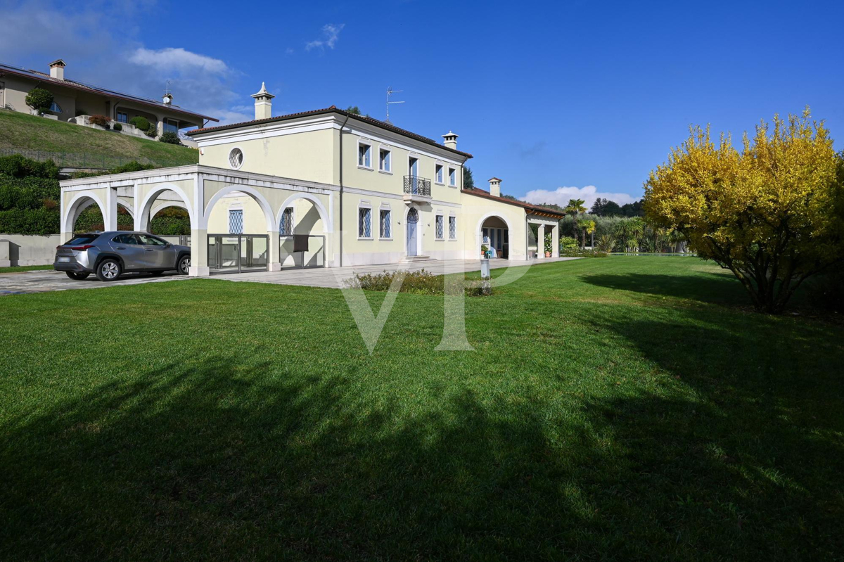 Elegante freistehende Villa: Luxus und Entspannung in den Hügeln mit privatem Pool