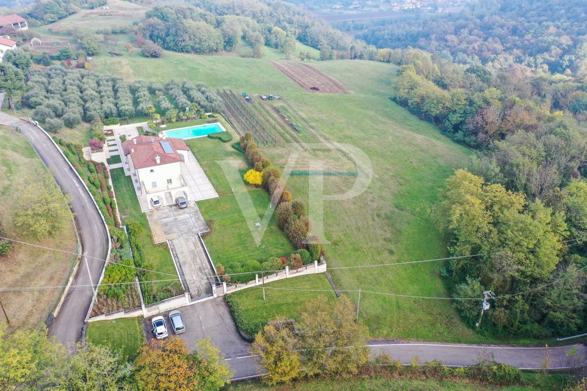 Elegante freistehende Villa: Luxus und Entspannung in den Hügeln mit privatem Pool