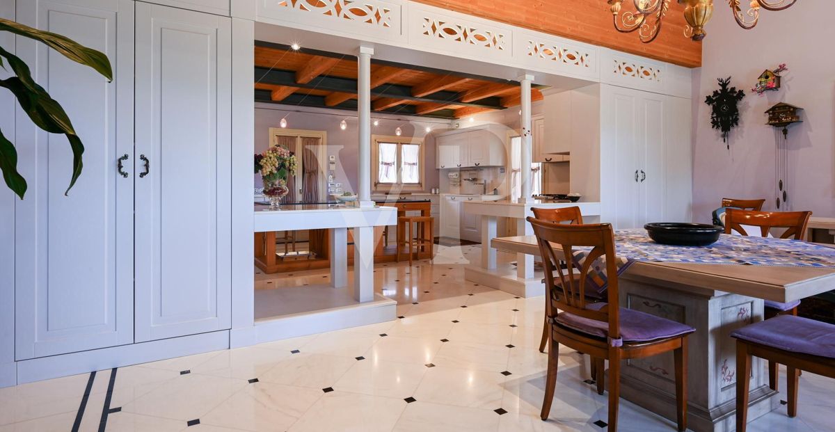 Elegante freistehende Villa: Luxus und Entspannung in den Hügeln mit privatem Pool