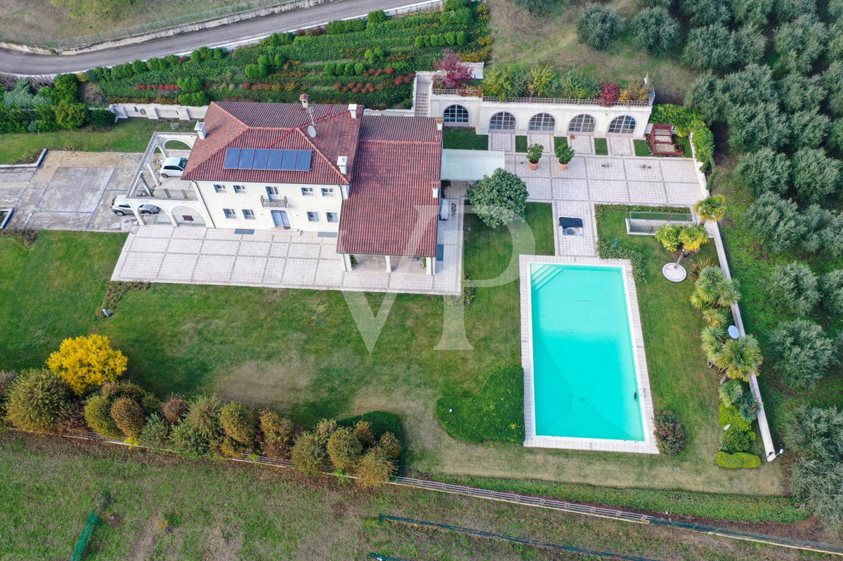 Elegante freistehende Villa: Luxus und Entspannung in den Hügeln mit privatem Pool