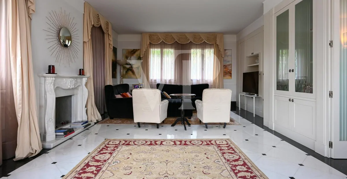 Elegante freistehende Villa: Luxus und Entspannung in den Hügeln mit privatem Pool