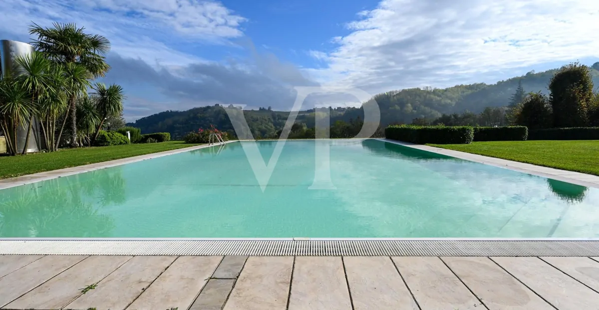 Elegante freistehende Villa: Luxus und Entspannung in den Hügeln mit privatem Pool