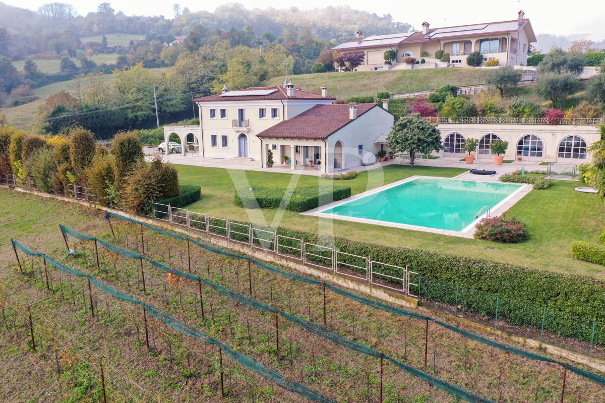 Elégante villa indépendante : luxe et détente dans les collines avec piscine privée