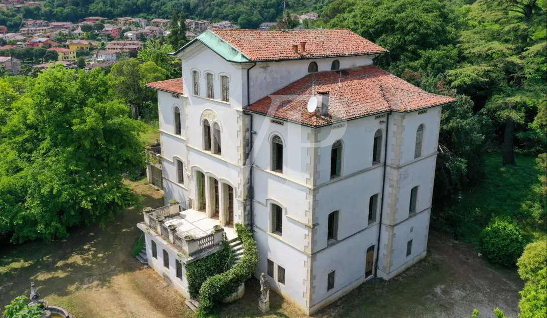 Villa mit wunderschönem Park