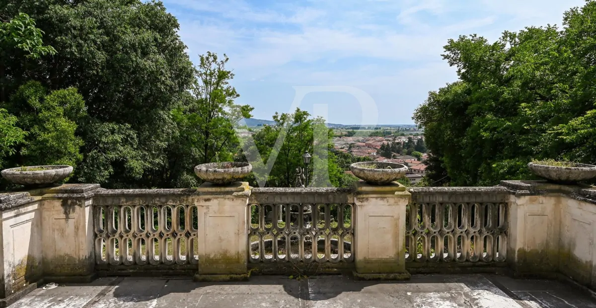 Villa mit wunderschönem Park