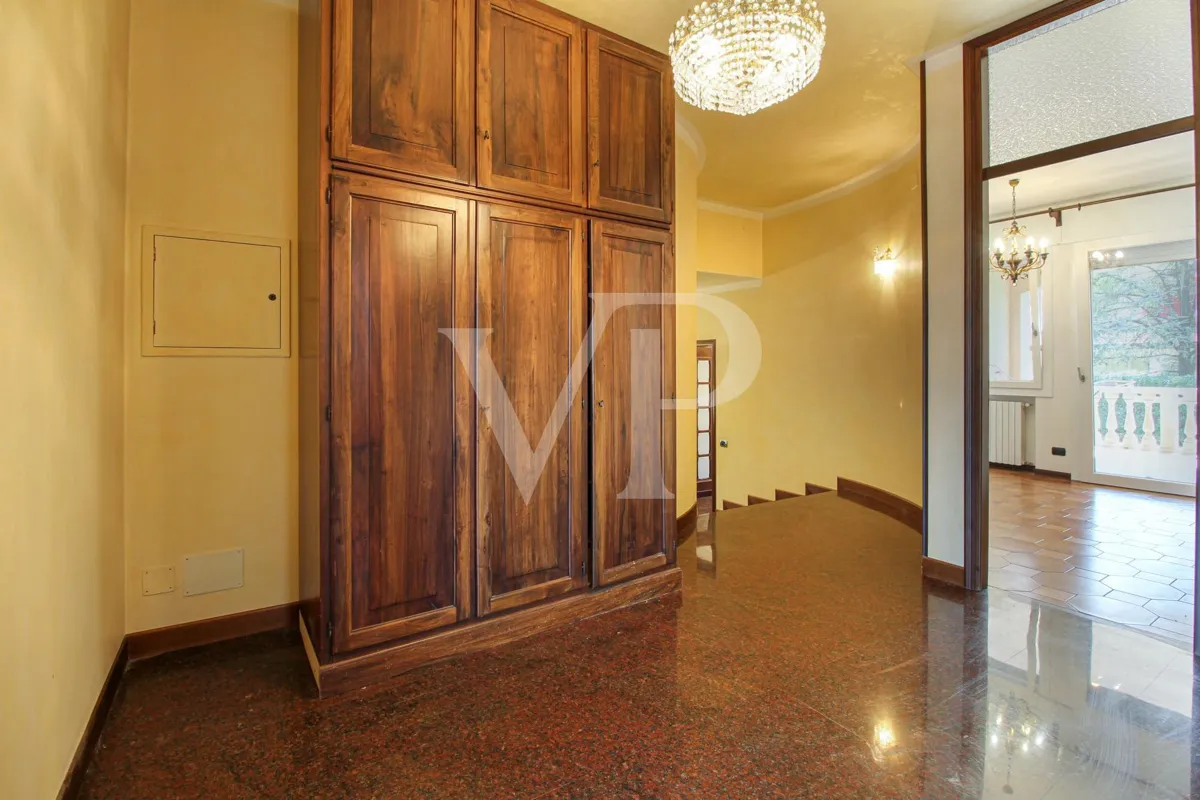 Freistehende Villa mit viel Platz für die Familie