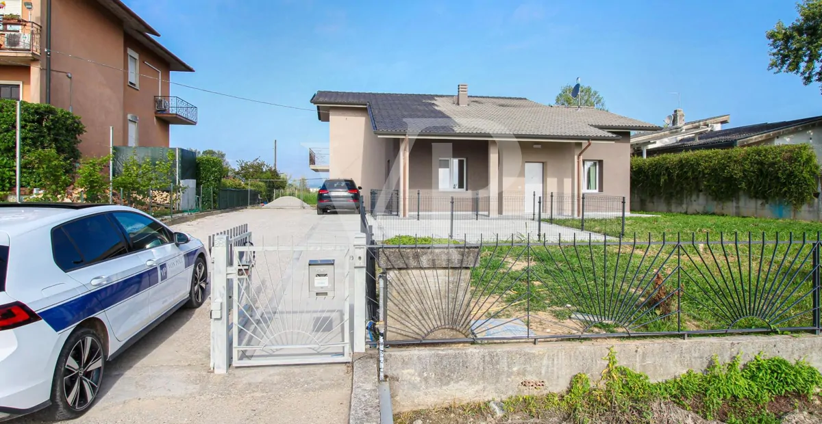 Splendida villa singola ristrutturata di recente con giardino privato