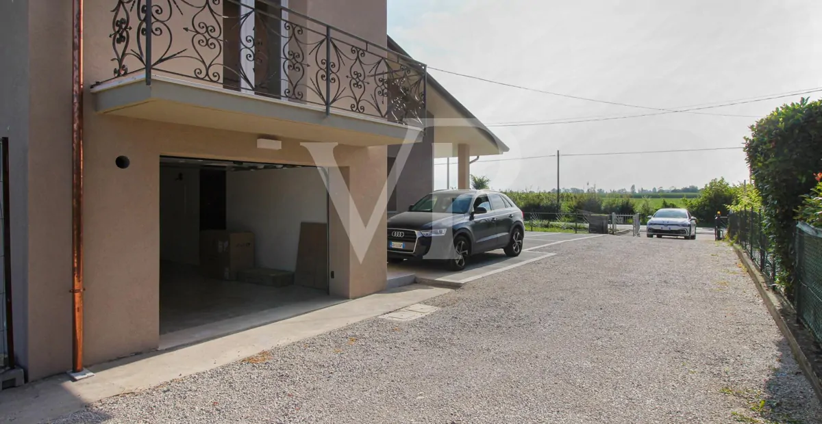 Splendida villa singola ristrutturata di recente con giardino privato