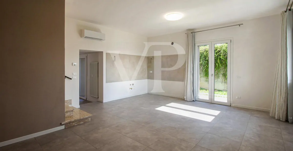 Splendida villa singola ristrutturata di recente con giardino privato